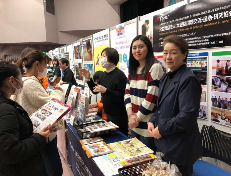 ブースを訪れる皆さんに財団及び大遊協の活動を説明